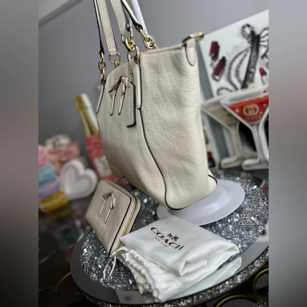 Coach 2018 Small Kelsey bow Satchel w/matching wallet EUC - Picture 9 of 14
